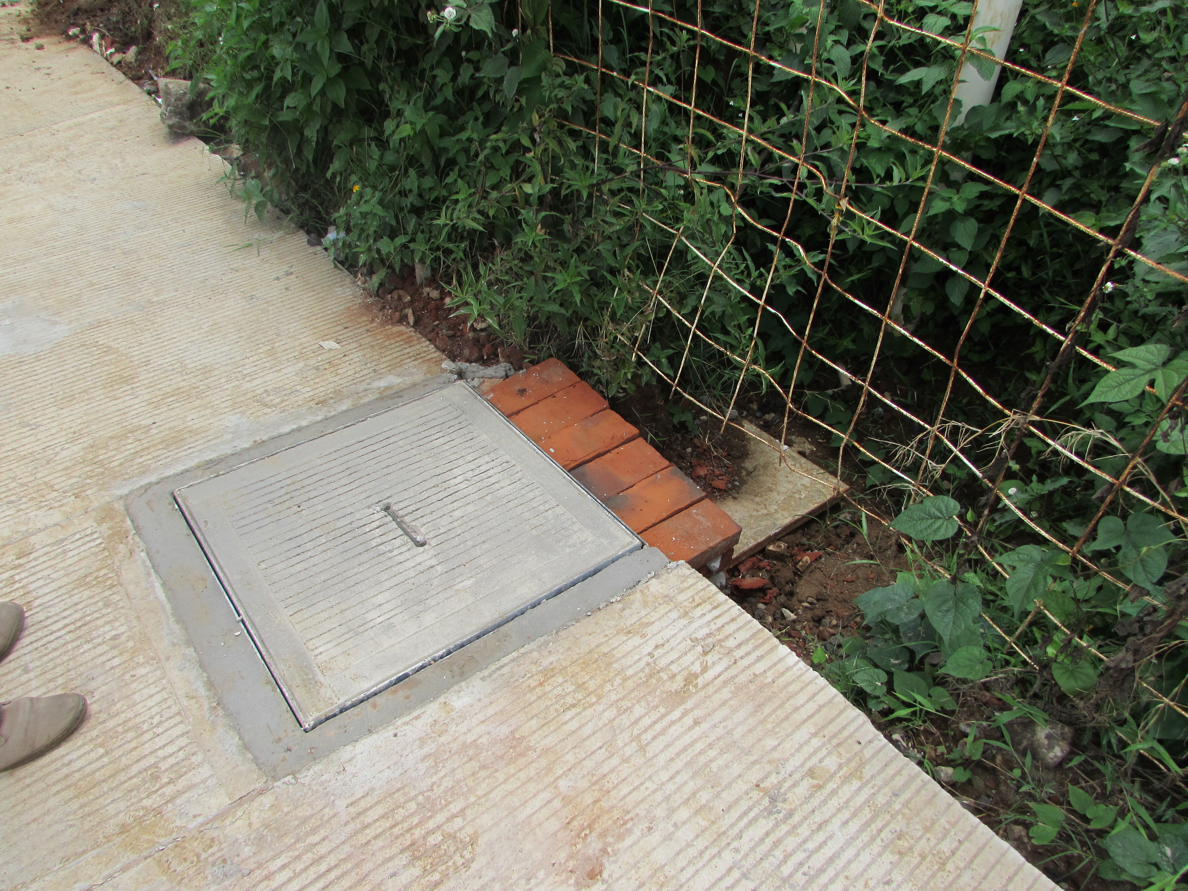 REGISTRO ALBAÑAL DE DRENAJE EN BANQUETA , DE 0.60X0.60X1.00 MTS. +7- 15 CMS, A BASE DE DE TABIQUE DE BARRO ROJO RECOCIDO DE 6X13X26 CMS JUNTEADO CON MORTERO DEMENTO-ARENA PROPORCIÓN 1:5, APLANADO INTERIO CON MORTERO CEMENTO-ARENA 1:3 DE 2.50 CMS DE ESPESOR, INCLUYE MARCO Y CONTRAMARCO METALICO DE ANGULO DE 3"X1/4", CON UNA MANO DE PRIMER Y DOS MANOS DE ESMALTE ALQUIIDALICO ANTICORROSIVO MATE, MÁXIMA DURABILIDAD, COMEX 100 O SIMILAR EN CALIDAD Y PRECIO, Y TAPA DE 8 CMS DE ESPESOR, DE CONCRETO ARMADO CON VS #3 @12 CMS EN AMBOS SENTIDOS F'C=250 KG/CM2.